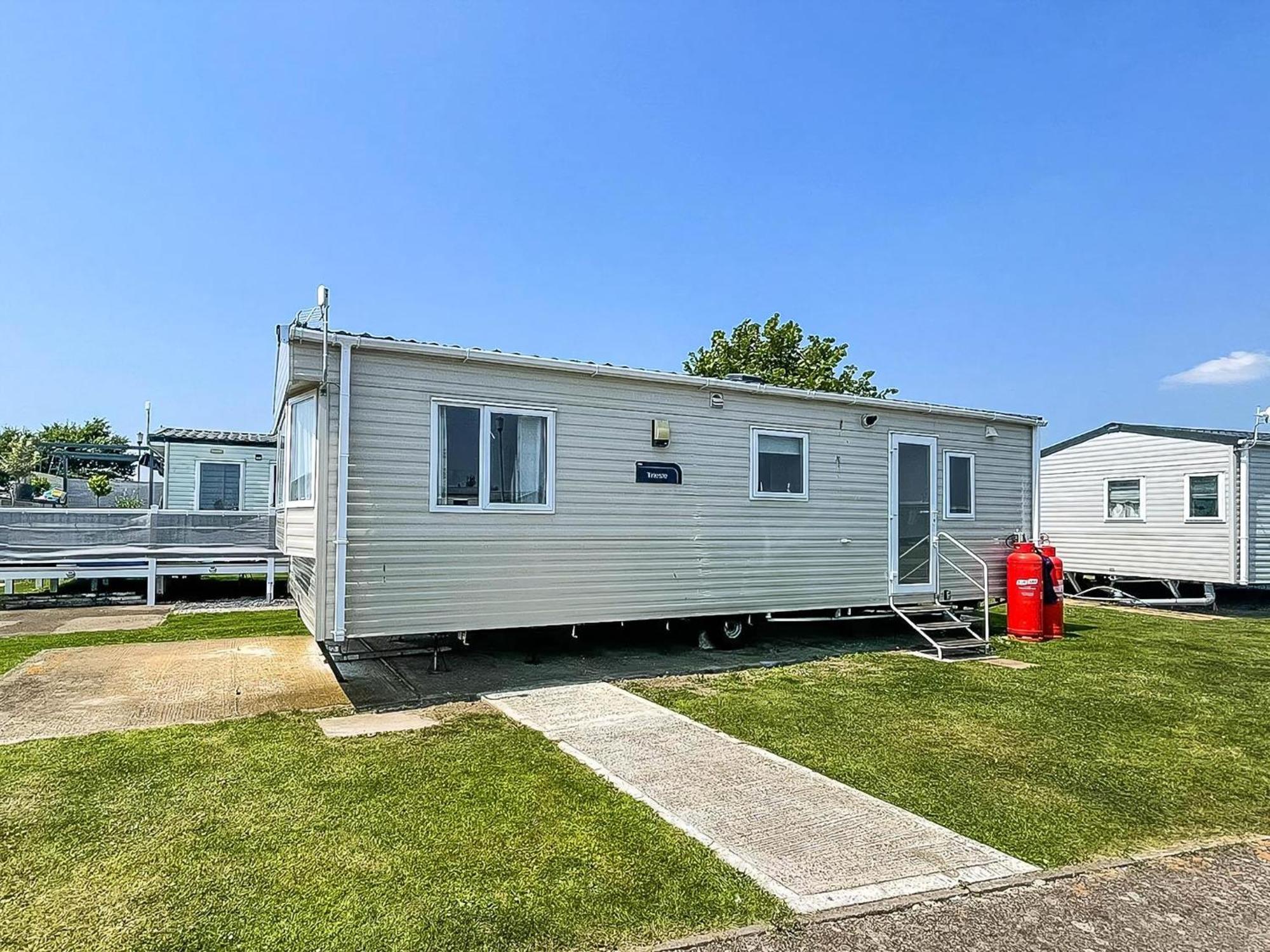 Superb 6 Berth Caravan At St Osyth Beach, Near Ref 28008mc *