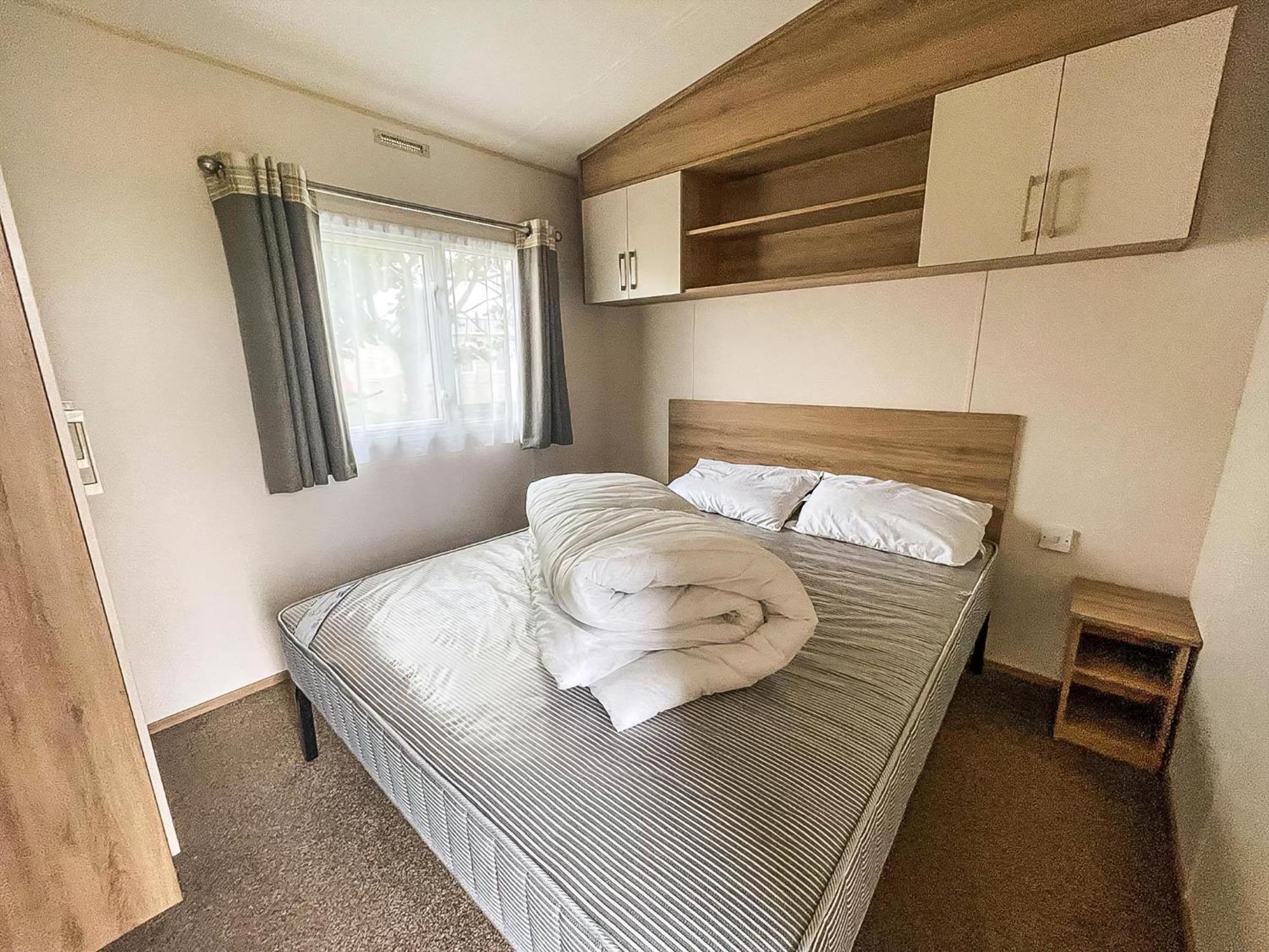 Superb 6 Berth Caravan At St Osyth Beach, Near Ref 28008mc Clacton-on-Sea