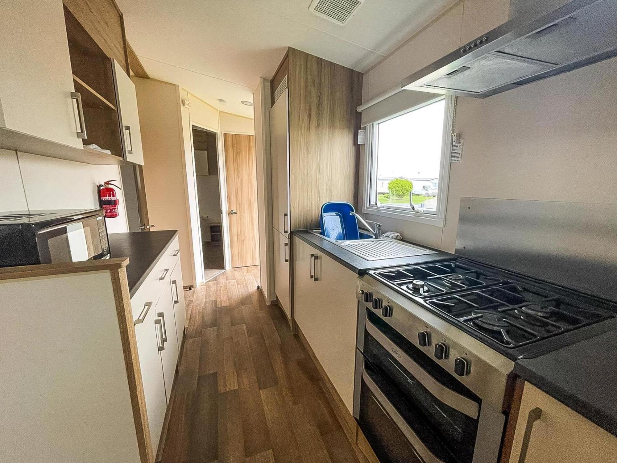 Superb 6 Berth Caravan At St Osyth Beach, Near Ref 28008mc