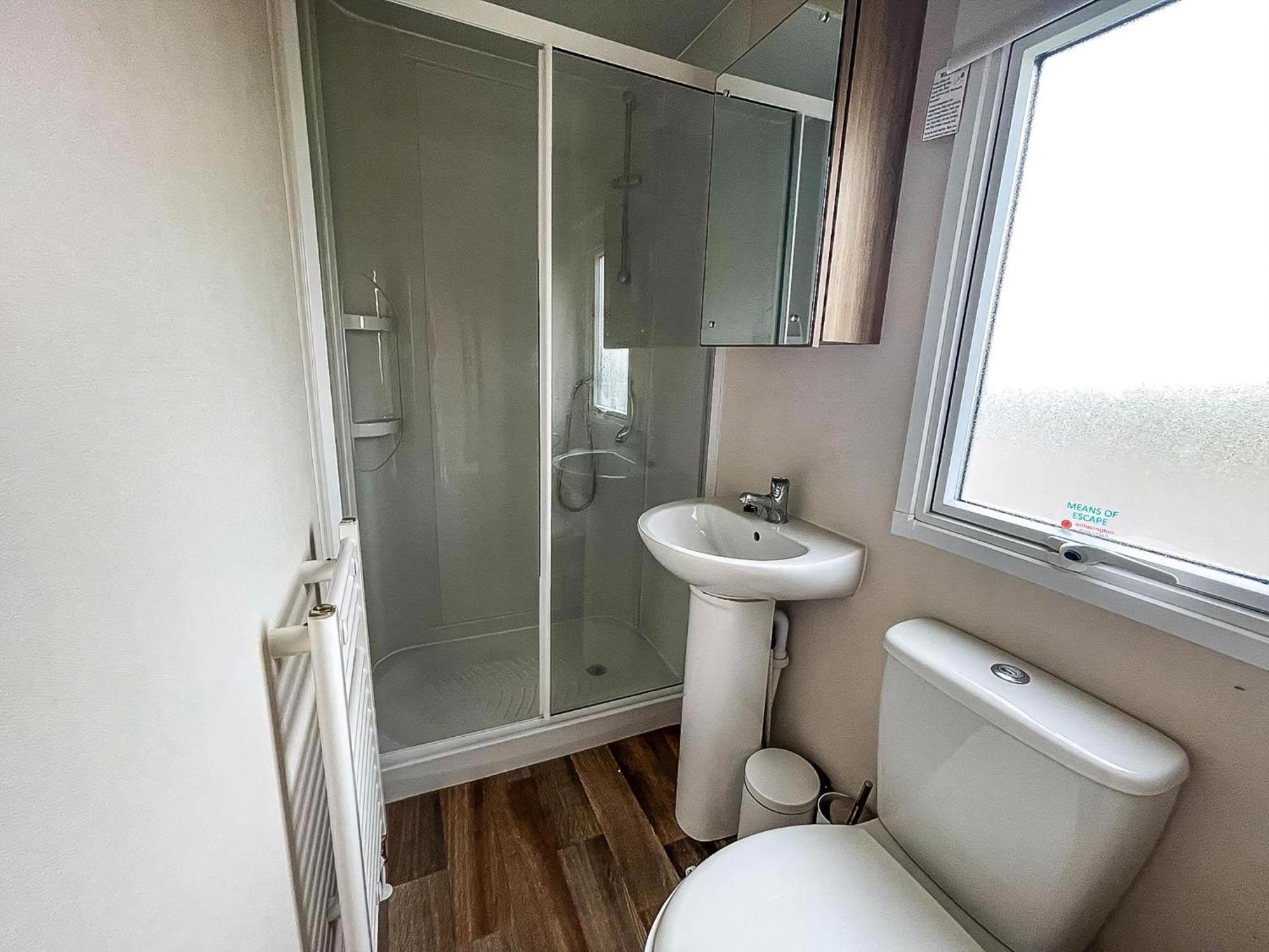 Superb 6 Berth Caravan At St Osyth Beach, Near Ref 28008mc Chalet