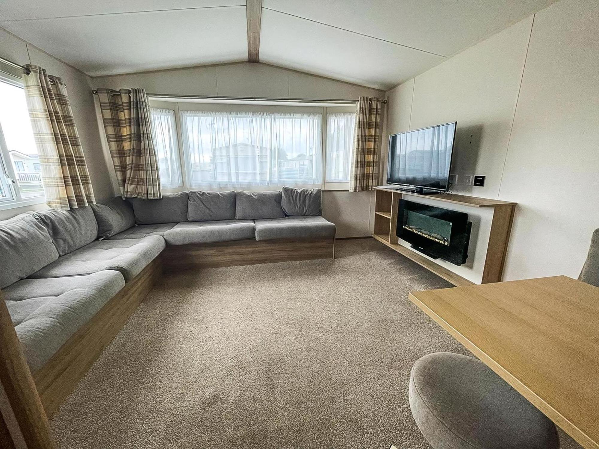 Superb 6 Berth Caravan At St Osyth Beach, Near Ref 28008mc *