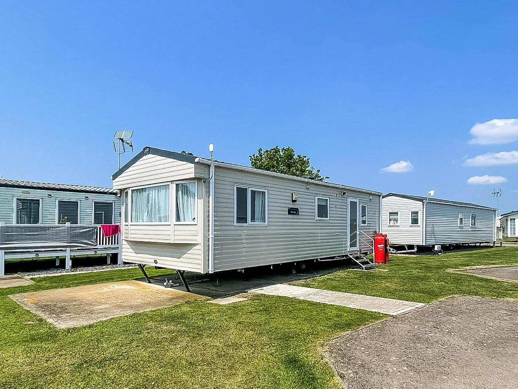 Superb 6 Berth Caravan At St Osyth Beach, Near Ref 28008mc Clacton-on-Sea