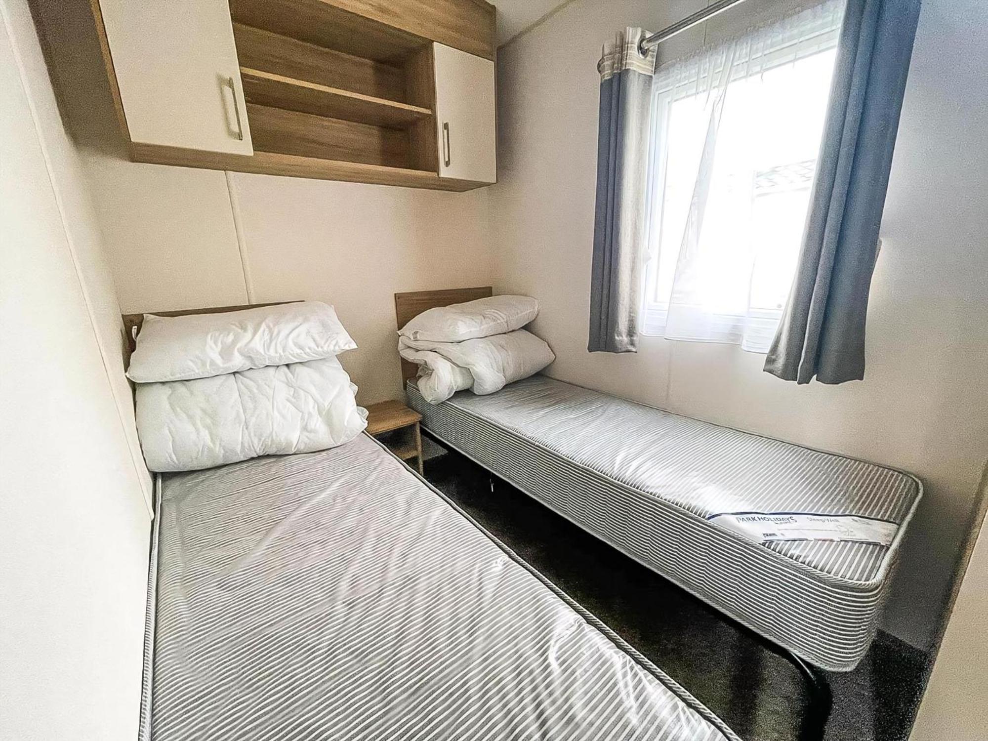 Superb 6 Berth Caravan At St Osyth Beach, Near Ref 28008mc