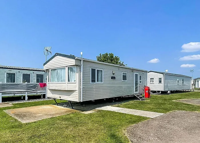 Superb 6 Berth Caravan At St Osyth Beach, Near Clacton-On-Sea Ref 28008Mc
