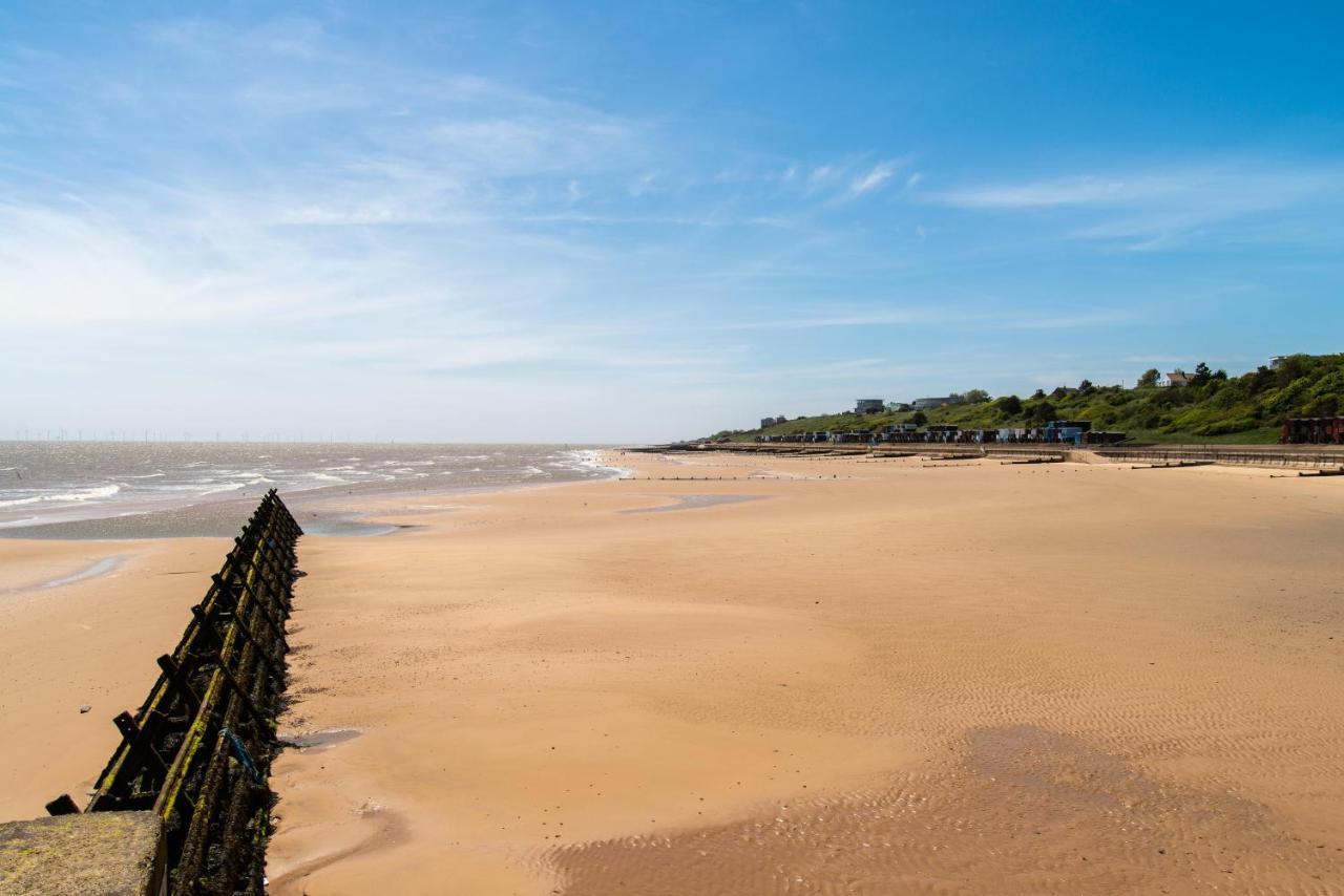 Chalet Superb 6 Berth Caravan At St Osyth Beach, Near Ref 28008mc *