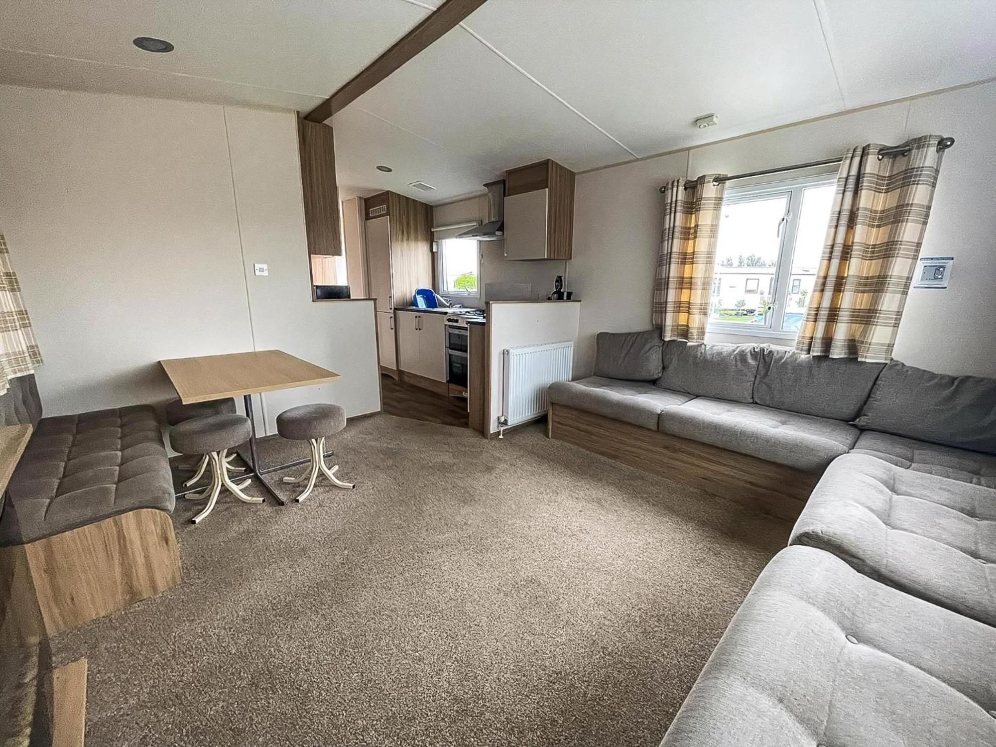 Chalet Superb 6 Berth Caravan At St Osyth Beach, Near Ref 28008mc *
